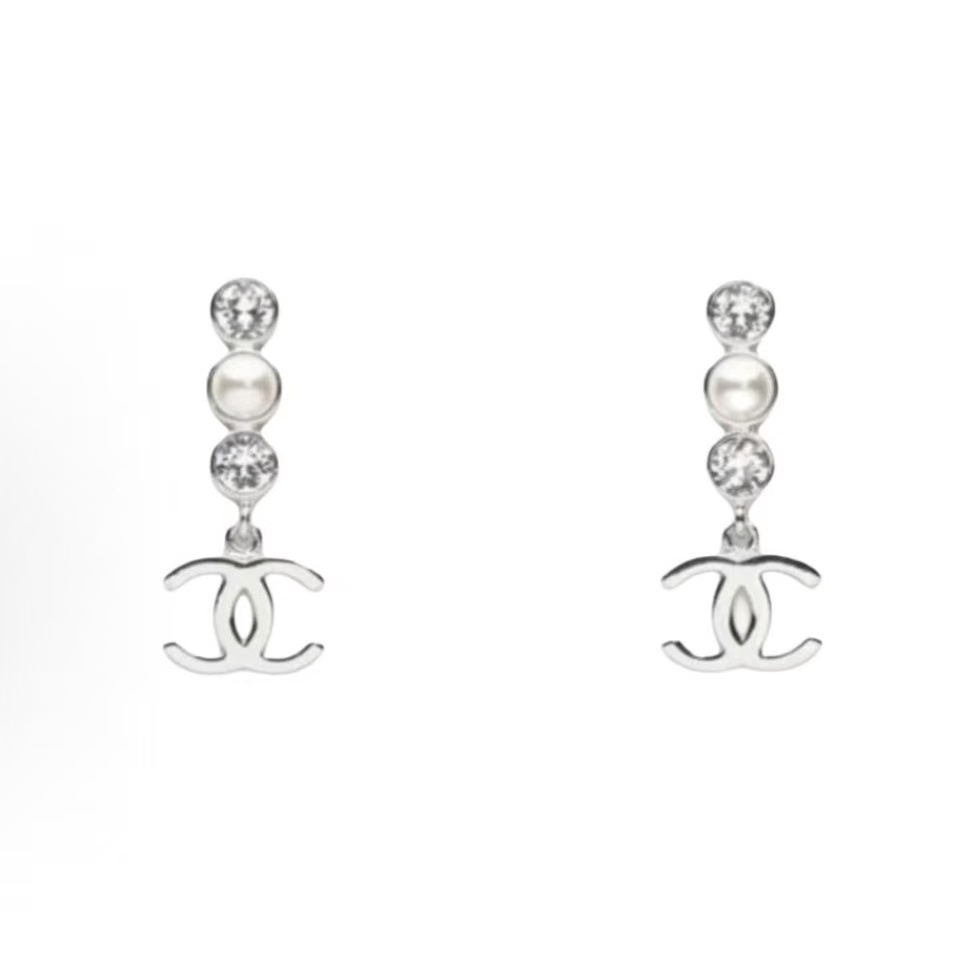 샤넬 25B 가을·겨울 컬렉션 인레이 디자인 스터드 귀걸이 유니섹스 실버