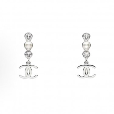 샤넬 25B 가을·겨울 컬렉션 인레이 디자인 스터드 귀걸이 유니섹스 실버