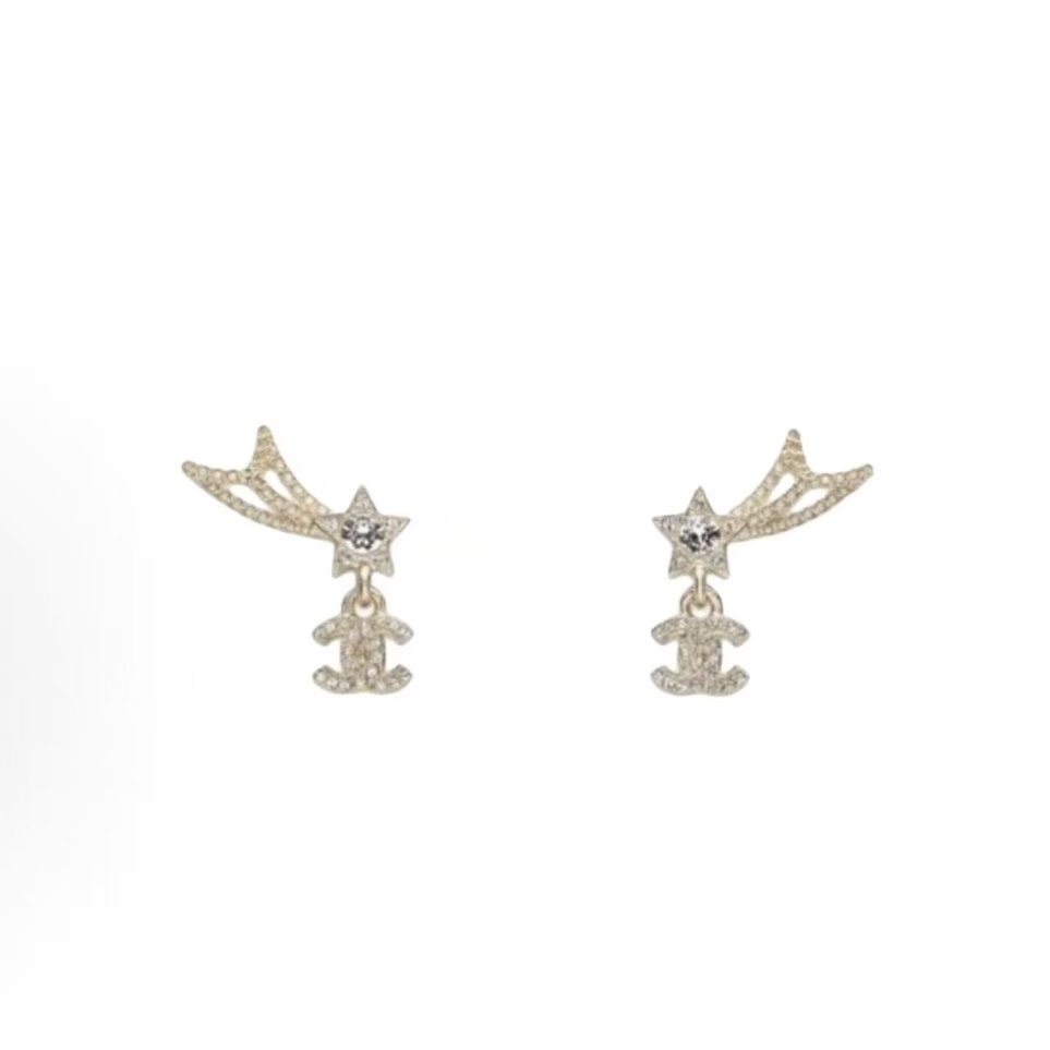 샤넬 25B 가을겨울 각인 디자인 메탈 이어스터드 유니섹스 골드