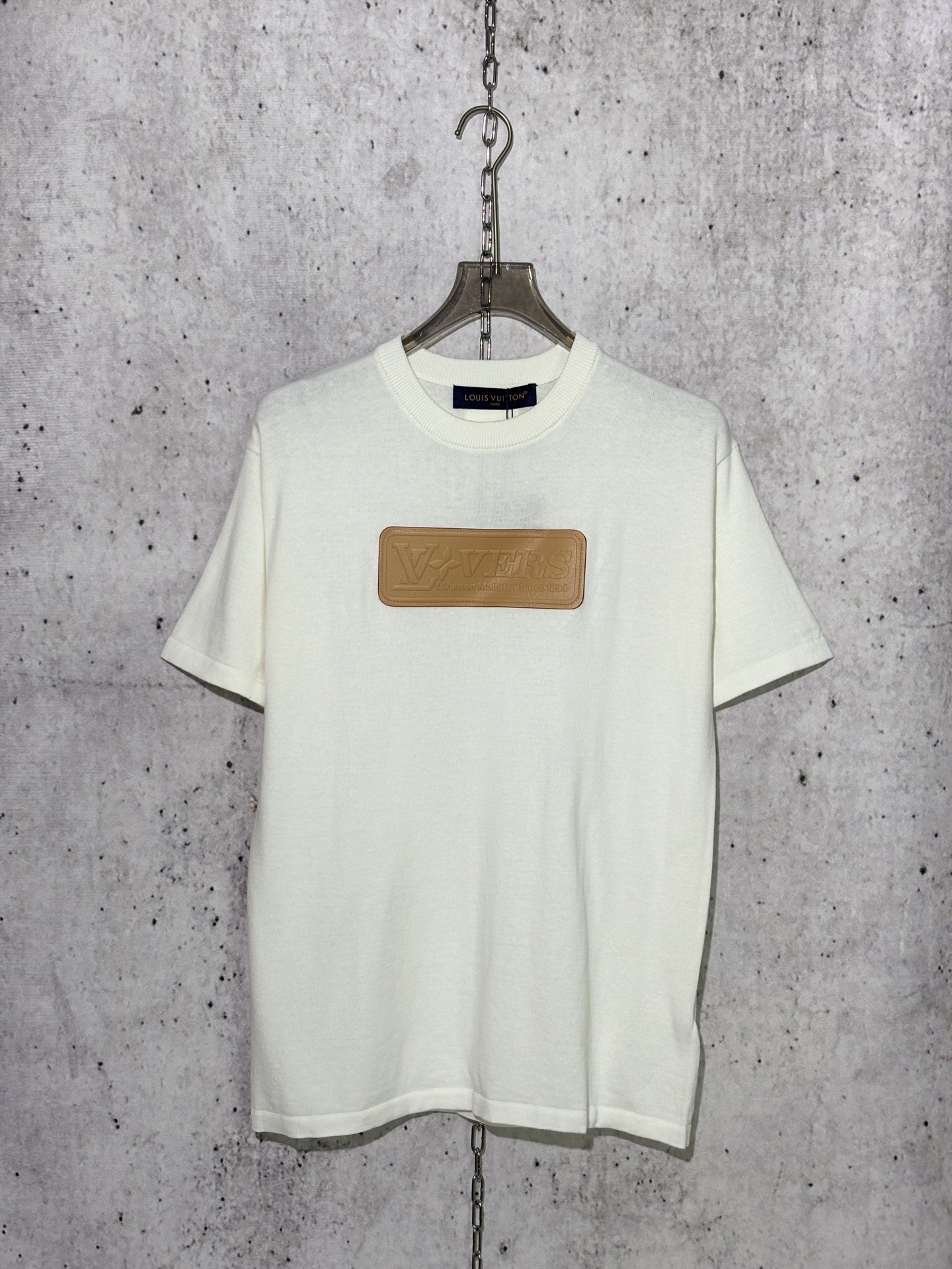 루이비통 25SS 로고 패치 코튼 반팔 티셔츠 남녀공용 오버핏 화이트 (사슬공장)
