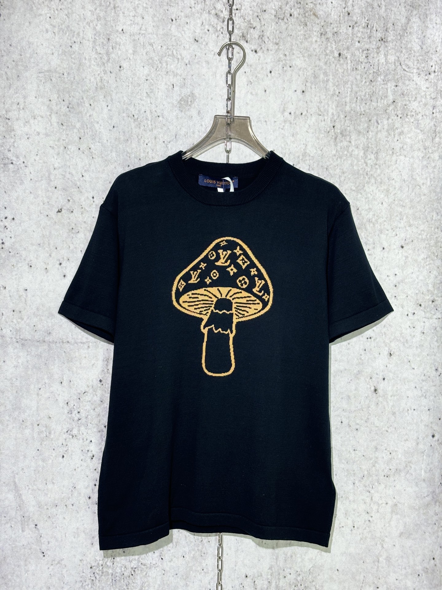 루이비통 26SS 버섯 인타르시아 반팔 티셔츠 남녀공용 오버핏 블랙 (사슬공장)