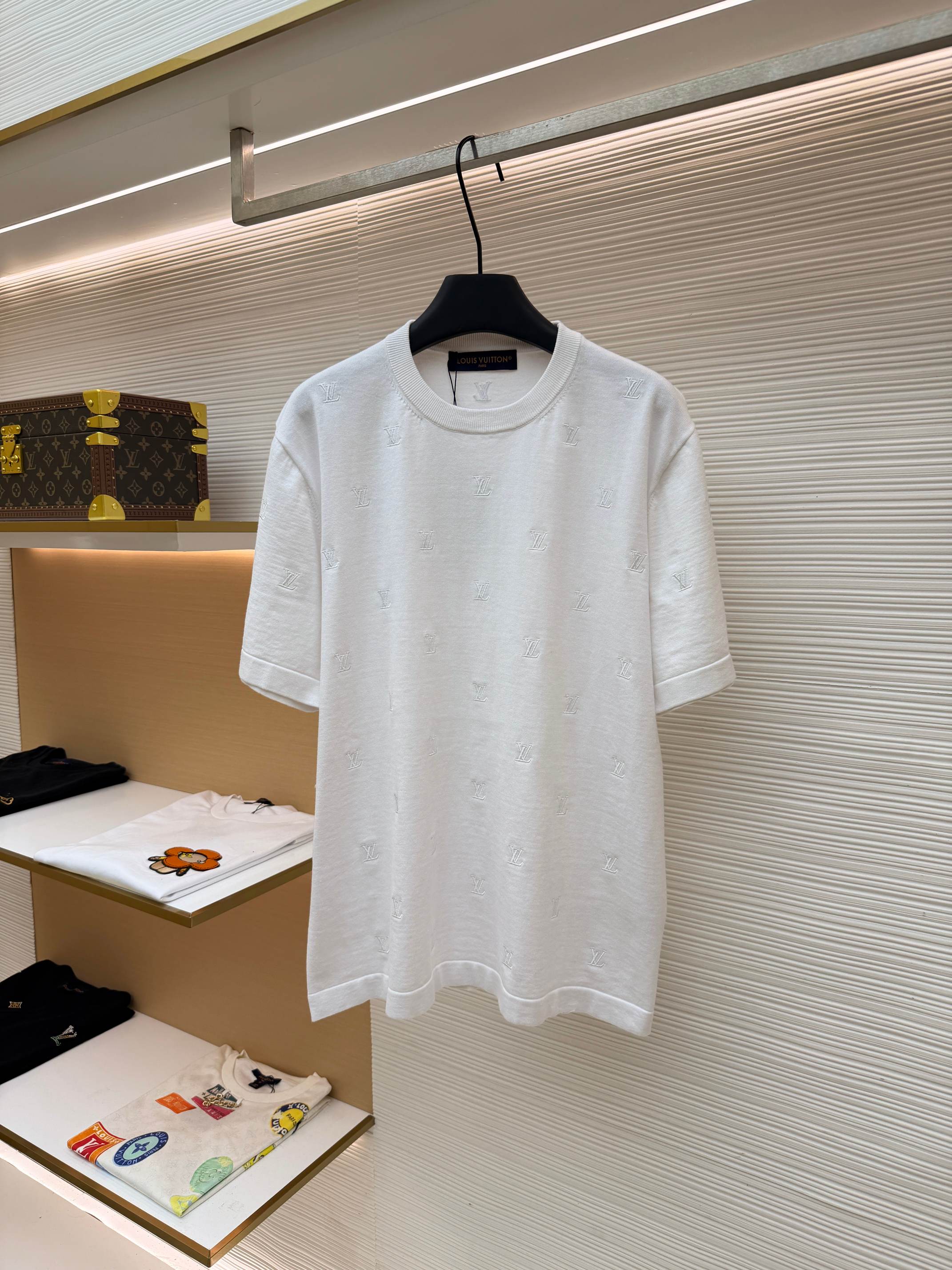 루이비통 스몰 화이트 로고 자수 니트 반팔 티셔츠 (X공장)