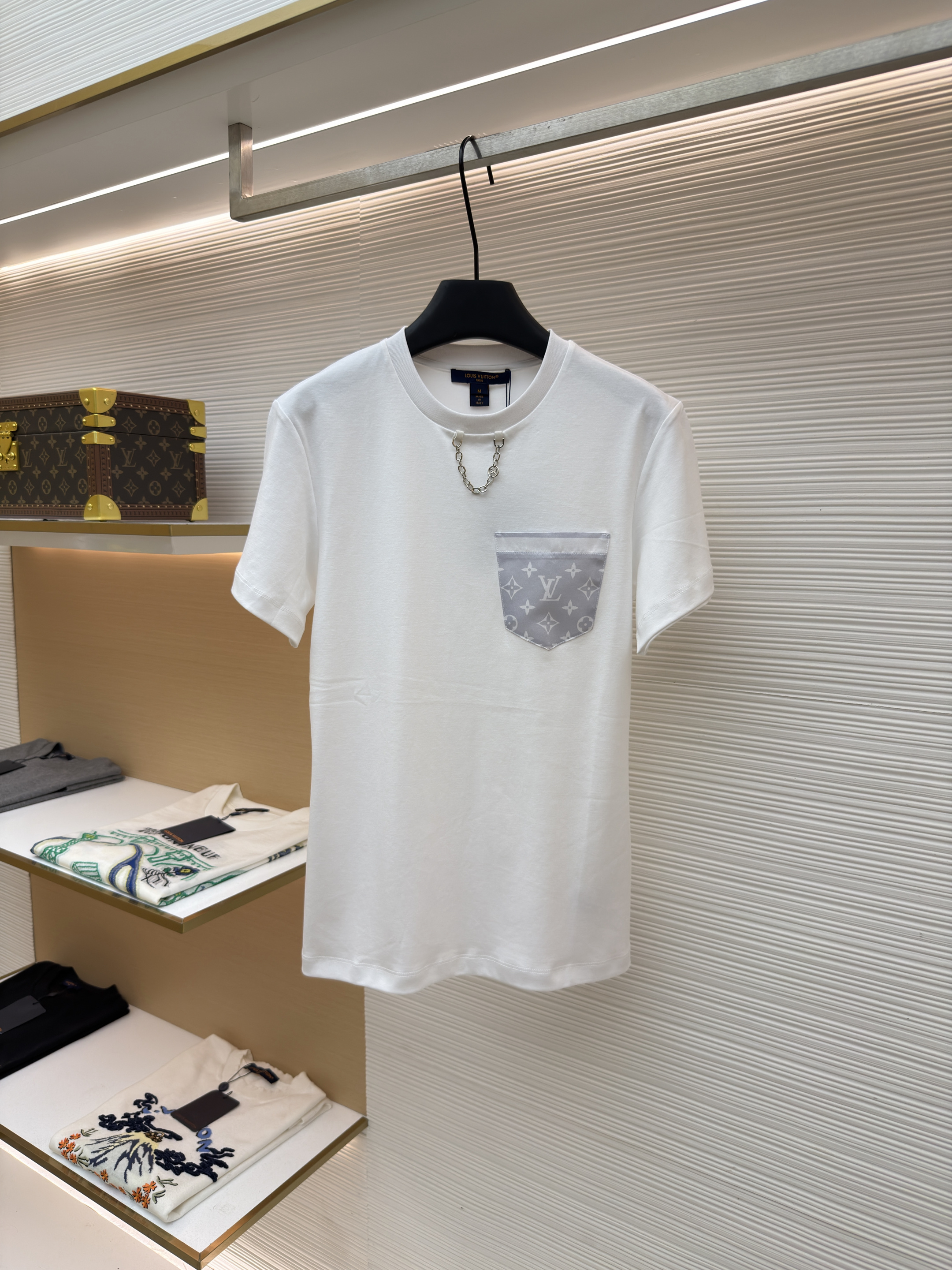 루이비통 넥라인 체인 로고 프린트 포켓 반팔 티셔츠 (X공장)
