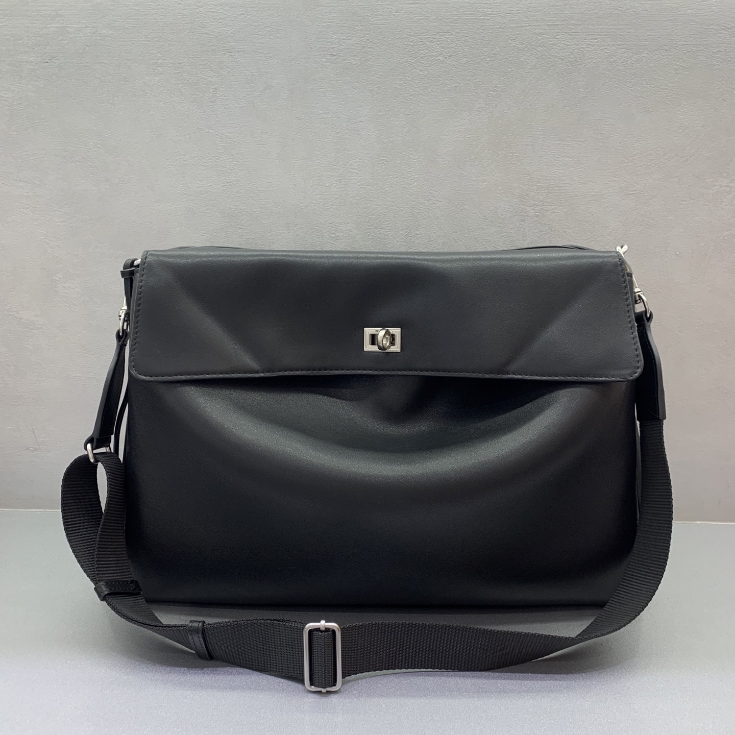 발렌시아가 로데오 더스트백 라지 크로스백 811608