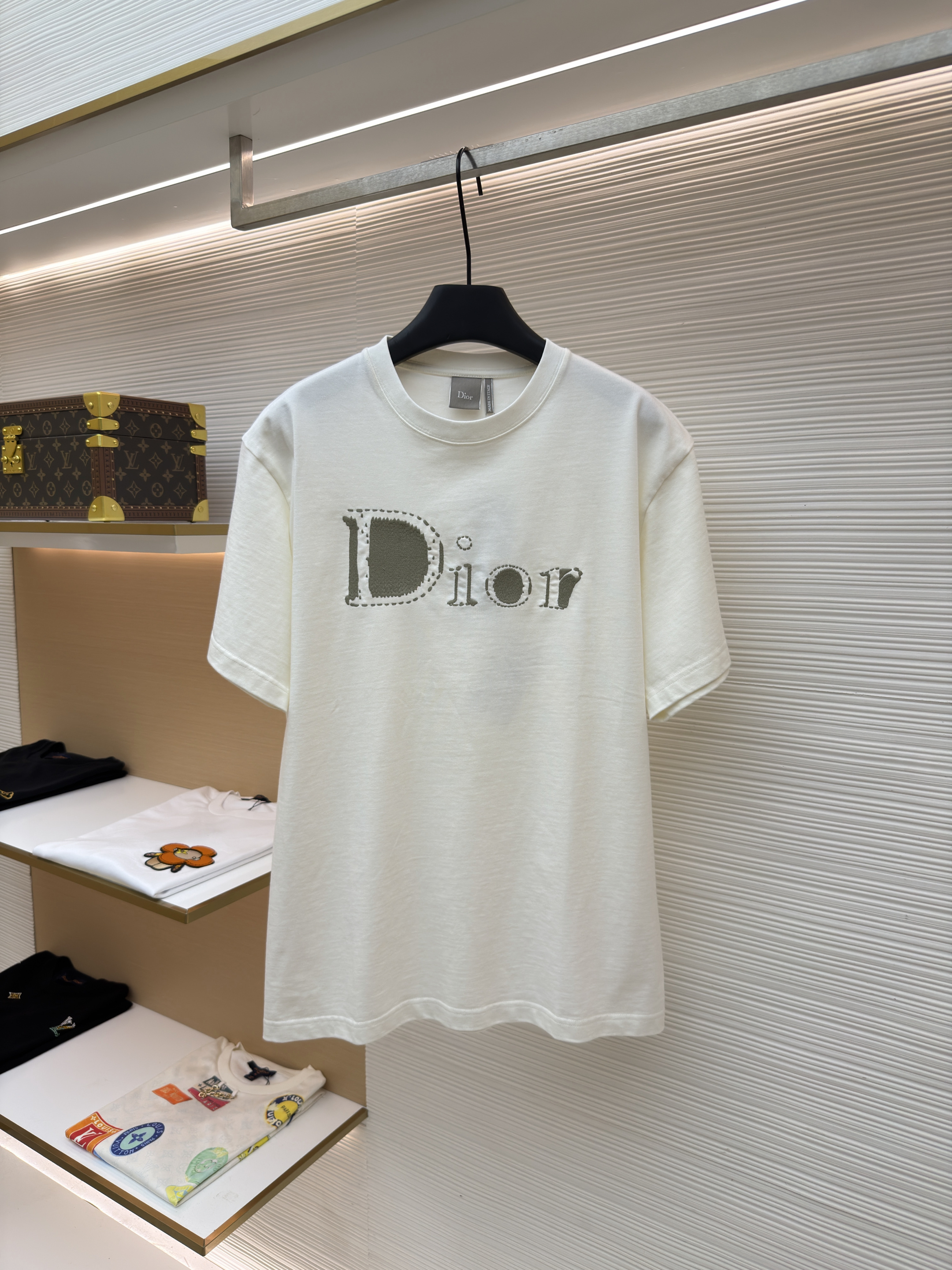디올 스티치 매트 자수 라운드넥 반팔 티셔츠 (X공장)