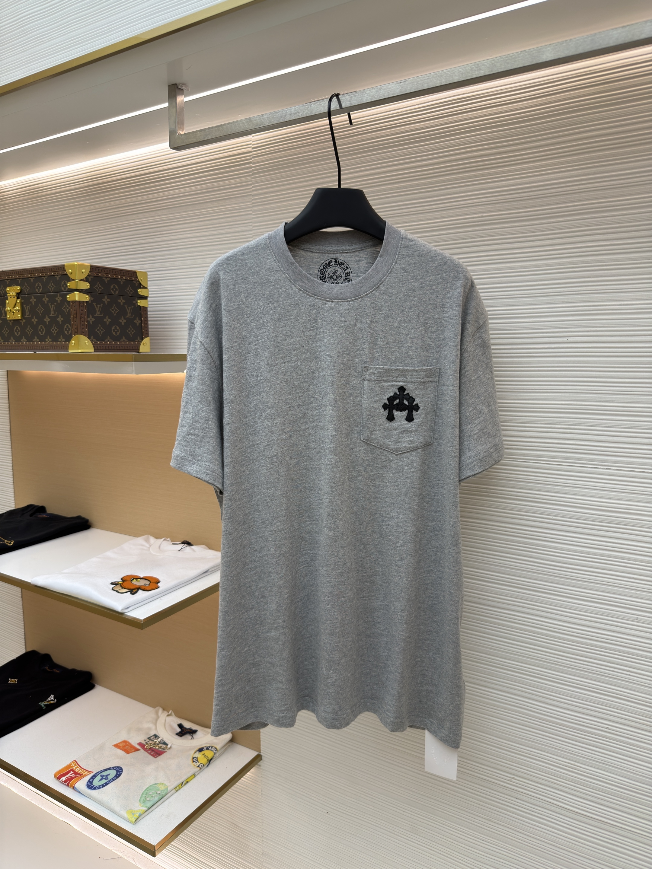 크롬하츠 꽃 패턴 대나무결 코튼 + 가죽 패치 반팔 티셔츠