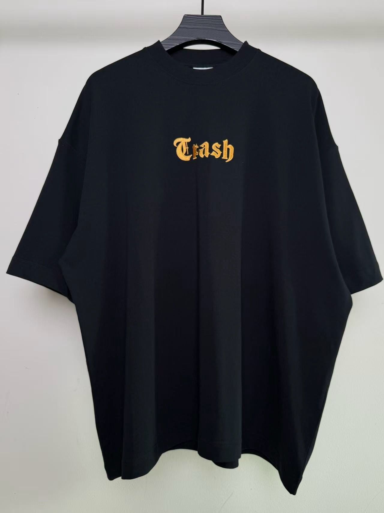 베트멍 골드 레터링 트래시 반팔 티셔츠