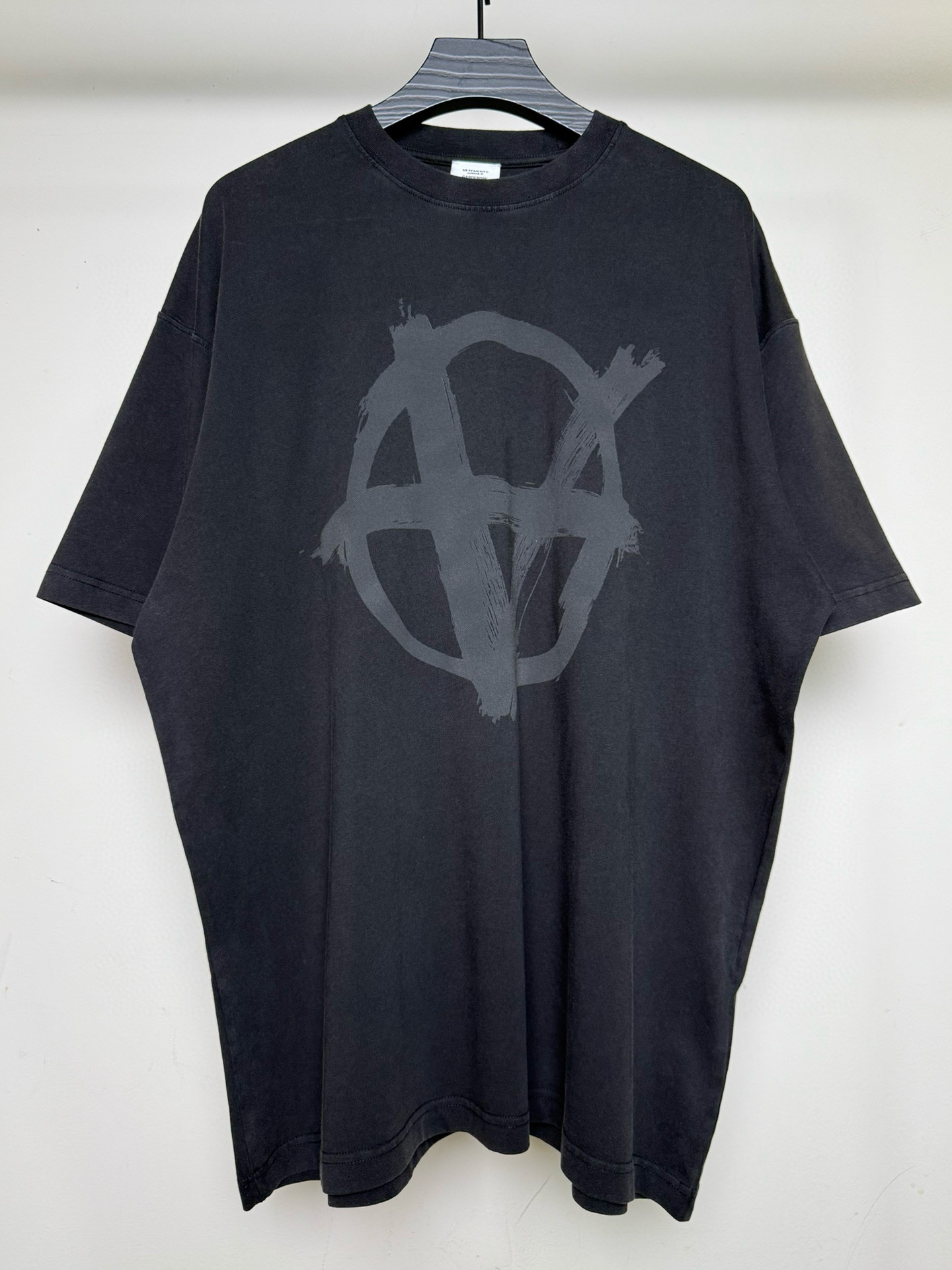 베트멍 아나키 V 로고 반팔 티셔츠 블랙