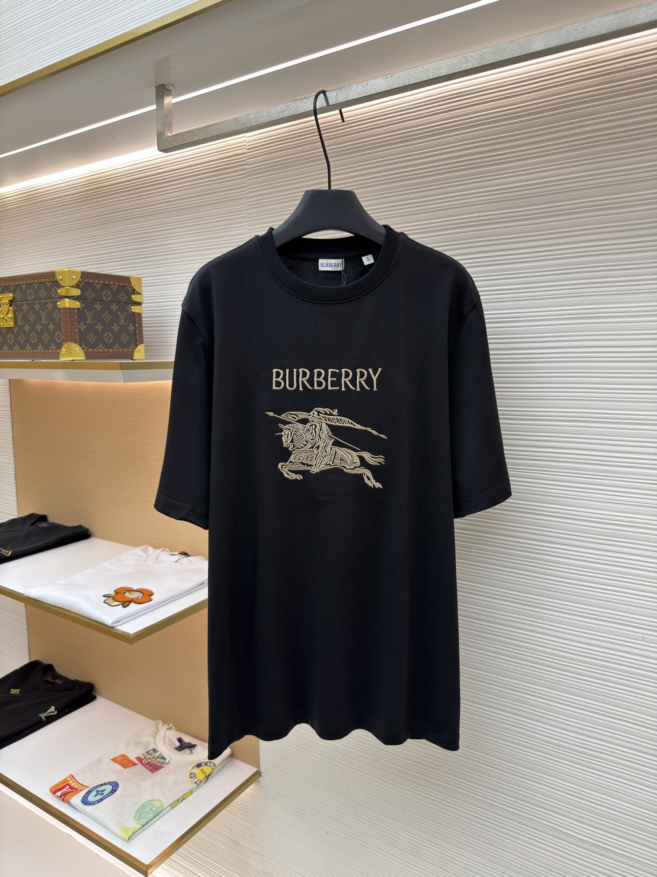 버버리 Burberry 가는 실 전마(戰馬) 자수 라운드넥 반팔 티셔츠