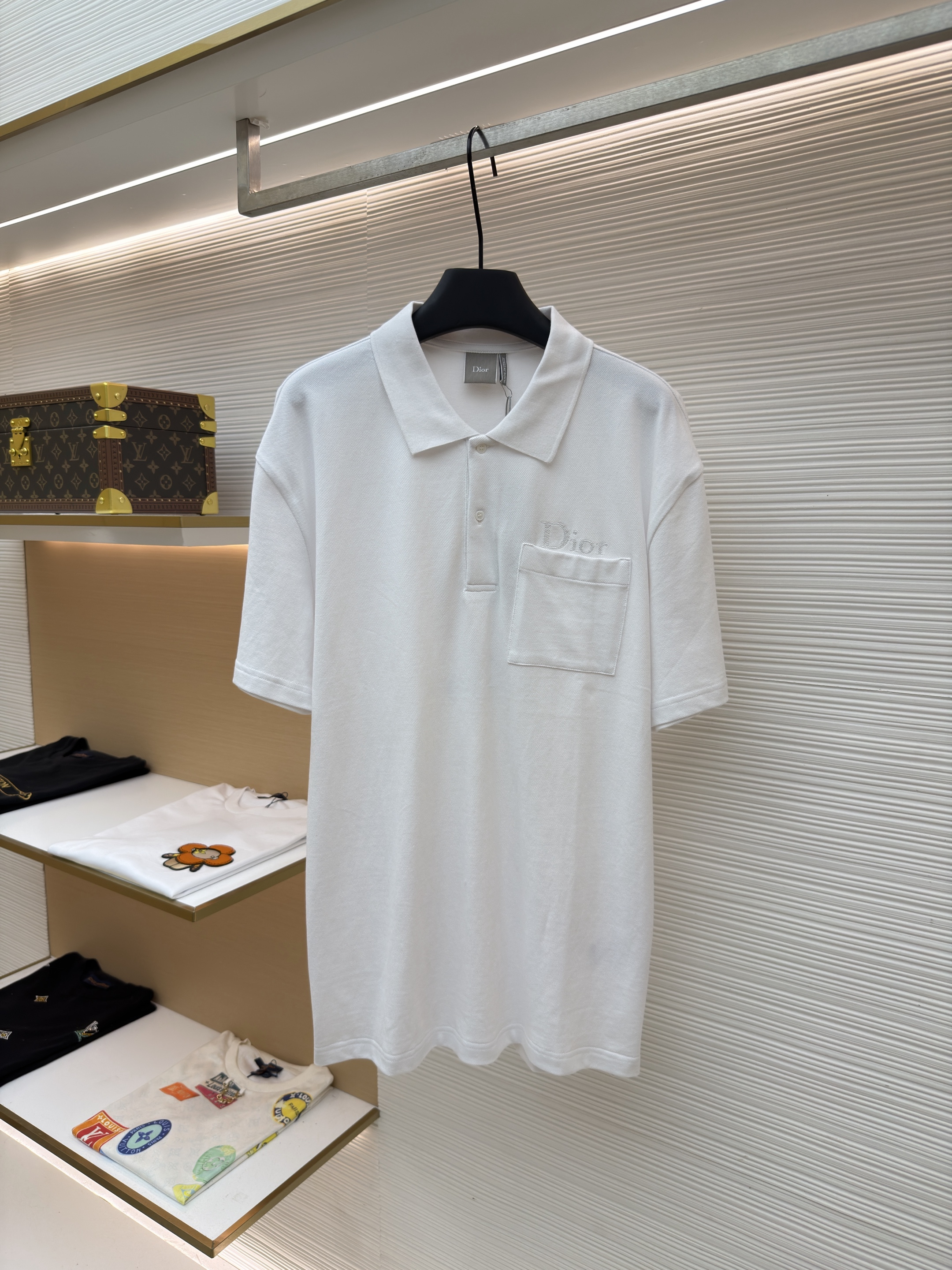 디올 Dior 가슴 앞 작은 레터링 자수 폴로셔츠