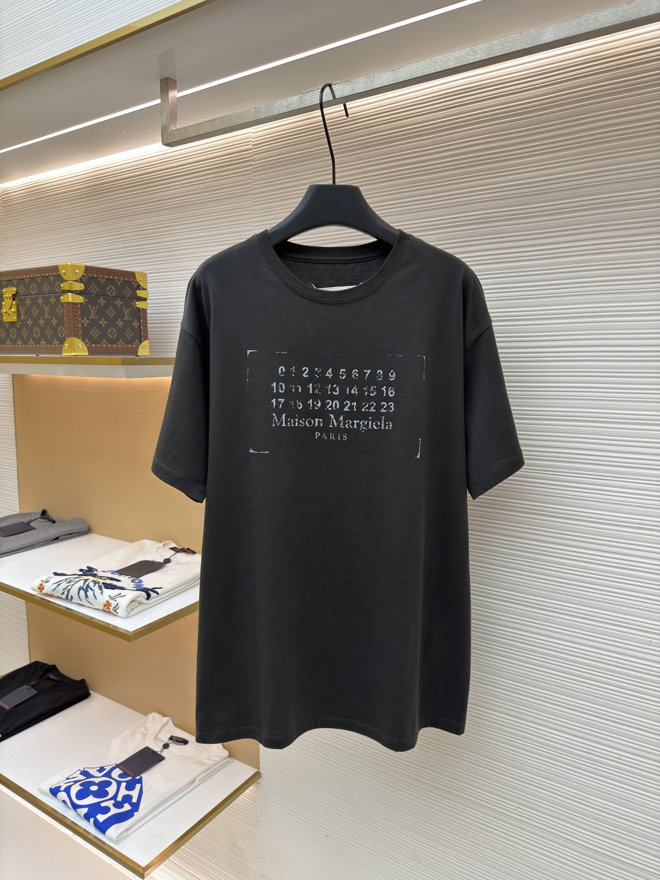 마르지엘라 Maison Margiela 미완성 자수 프린트 반팔 티셔츠