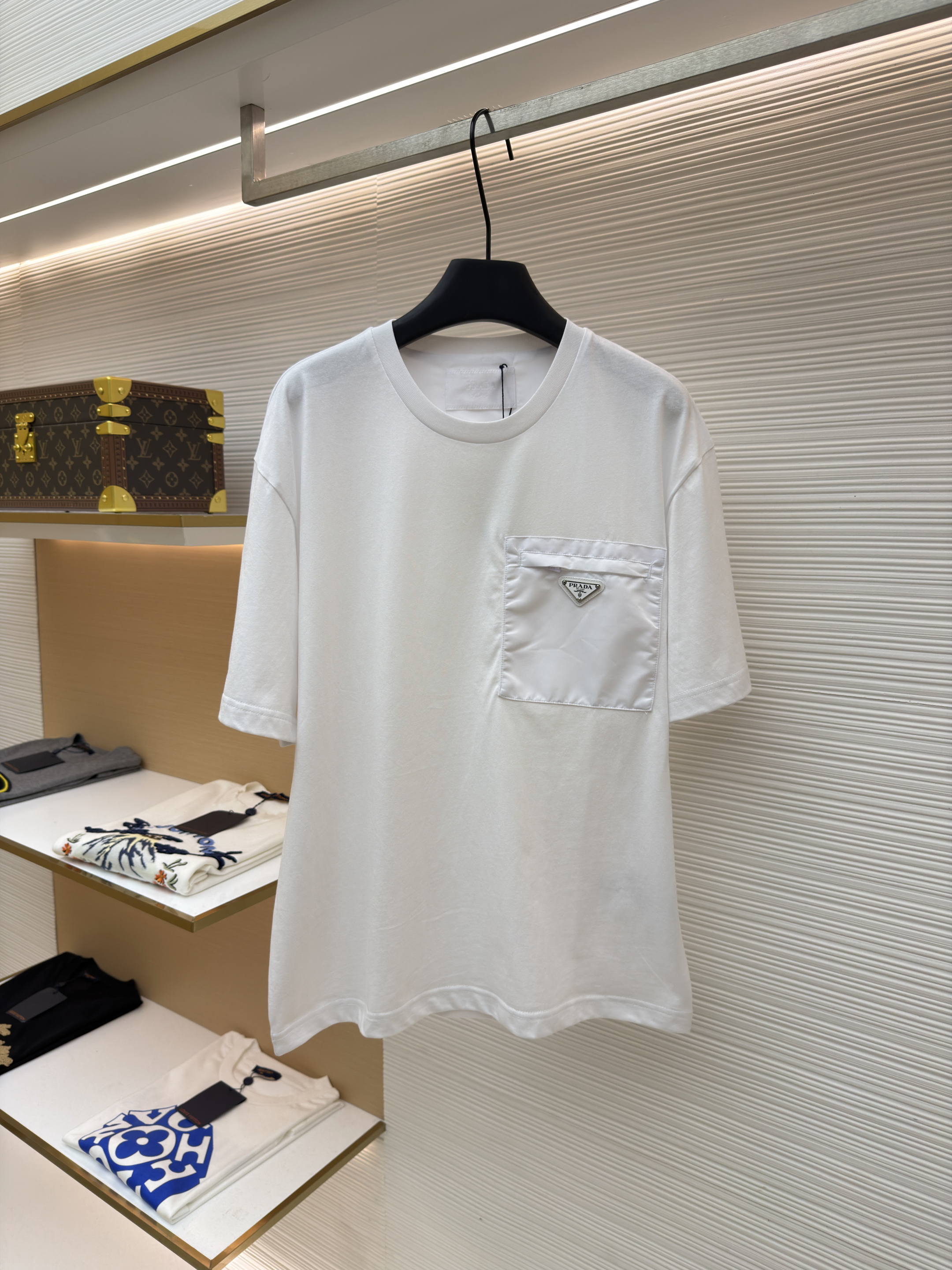 프라다 삼각 로고 포켓 반팔 티셔츠