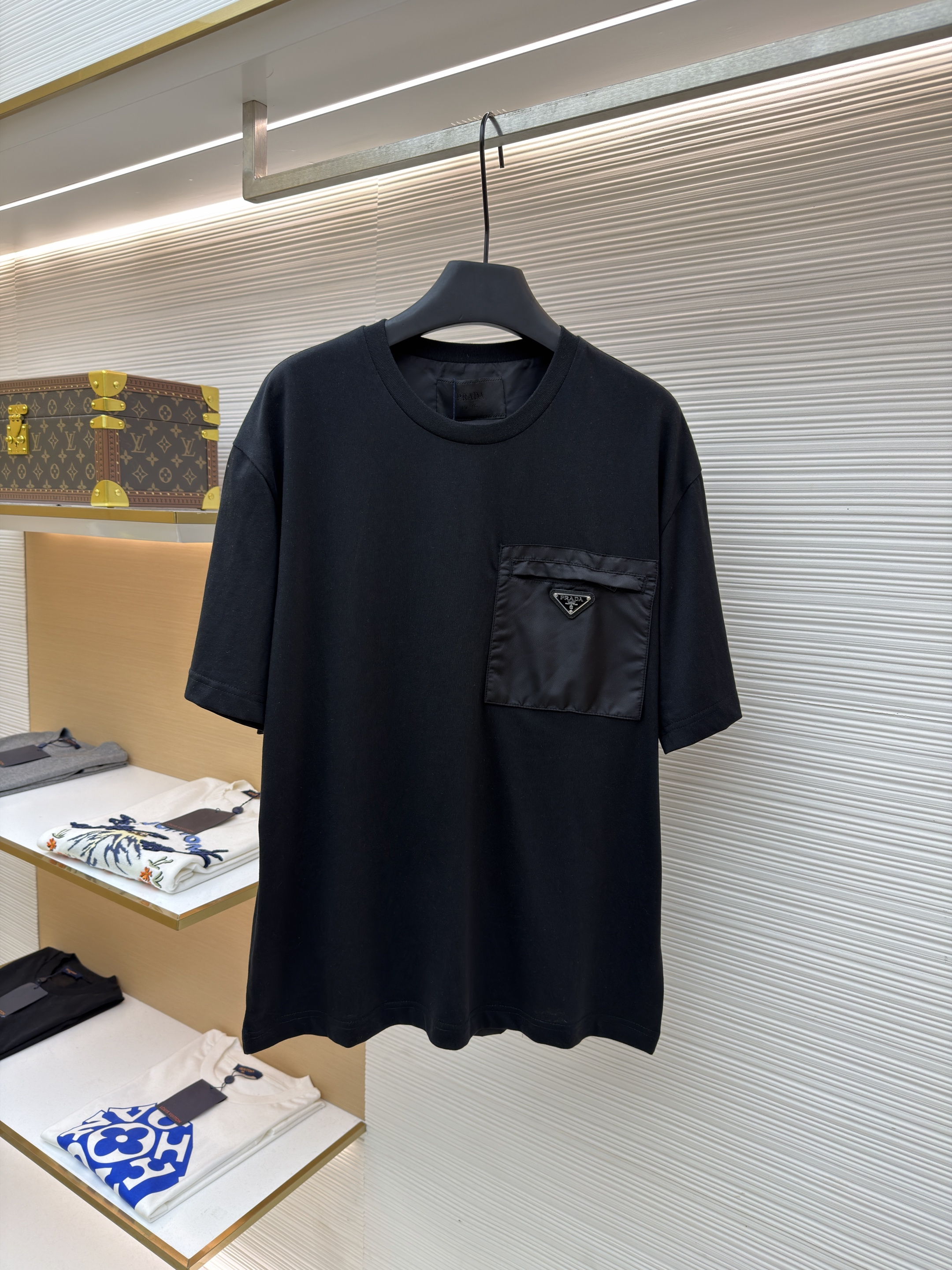 프라다 삼각 로고 포켓 반팔 티셔츠