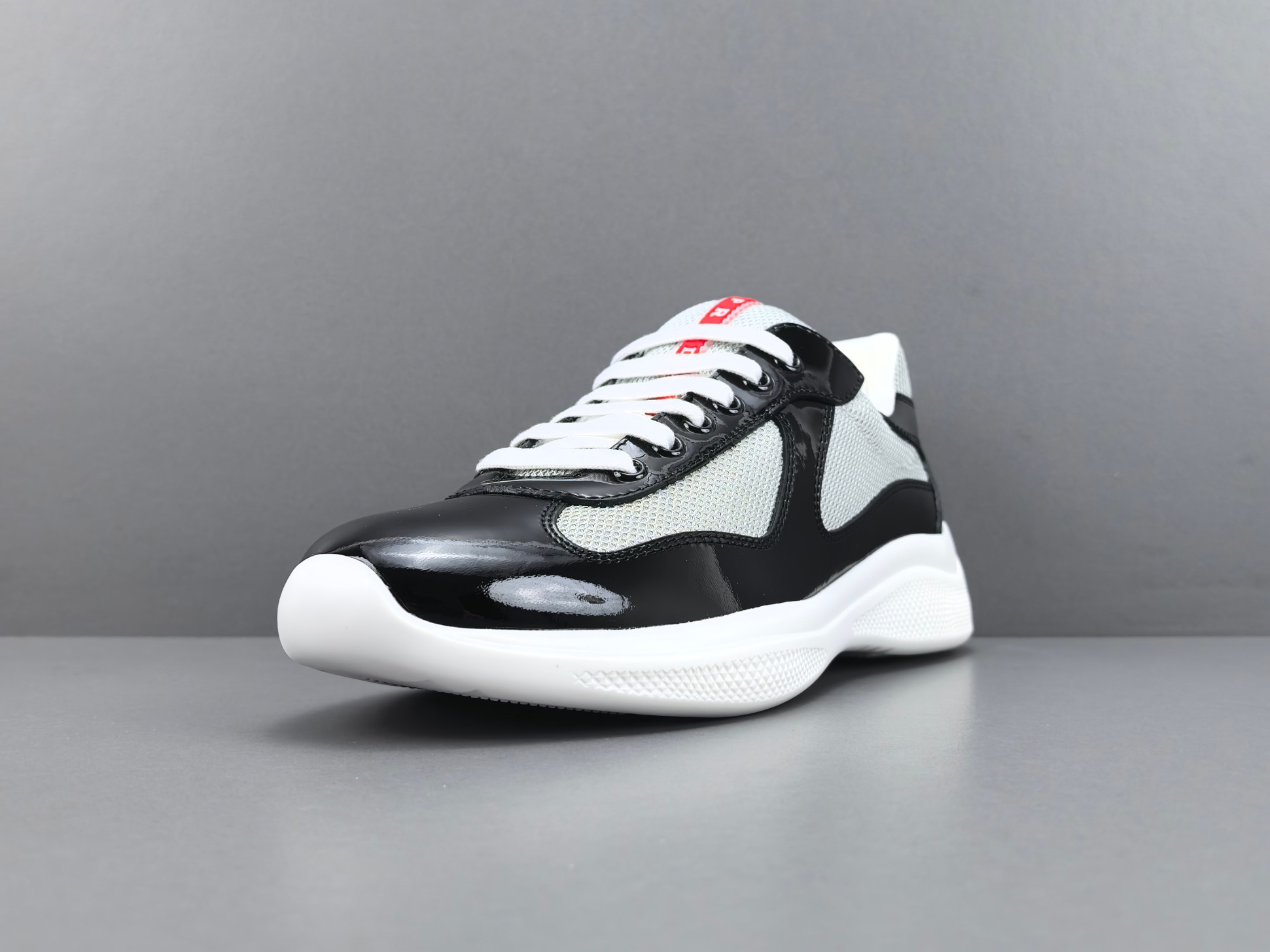 프라다 PRADA America's Cup 페이턴트 가죽 라운드 토 레이스업 로우탑 스니커즈(신의손)